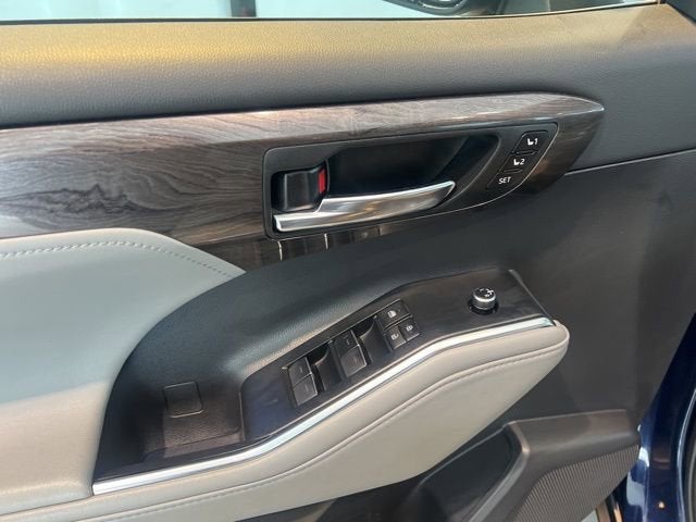 2021 Toyota Highlander Hybrid Platinum