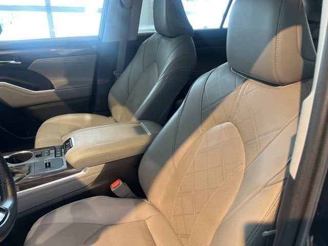 2021 Toyota Highlander Hybrid Platinum