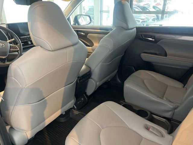 2021 Toyota Highlander Hybrid Platinum