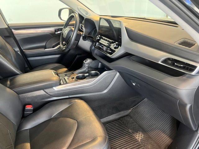 2021 Toyota Highlander Hybrid Platinum