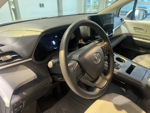 2025 Toyota Sienna LE