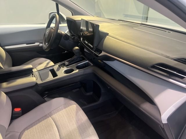 2025 Toyota Sienna LE